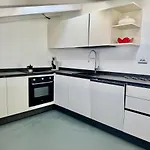 Floor Design Apt, 3bd, 2bt! *