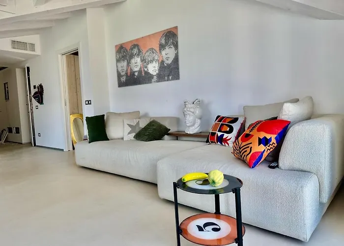 Floor Design Apt, 3bd, 2bt!