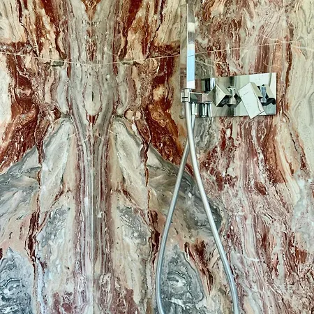 Floor Design Apt, 3bd, 2bt! דירה *